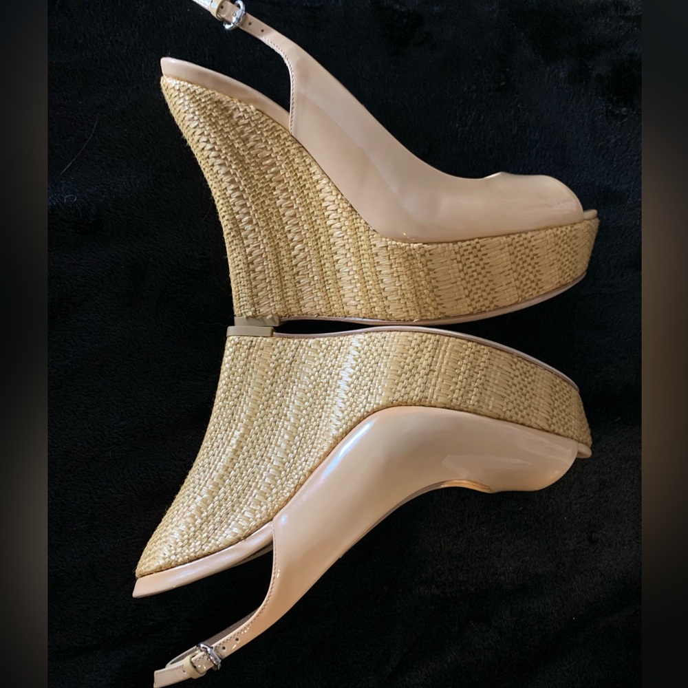💓EUC💖GUCCI patent leather sandals. - Picture 6 of 14